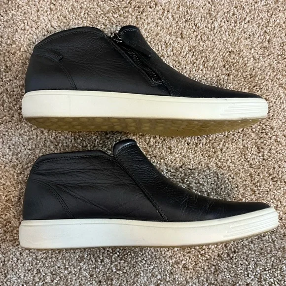 Ecco Soft 7 Metallic Black Leather Side Zip Bootie - Picture 2 of 11